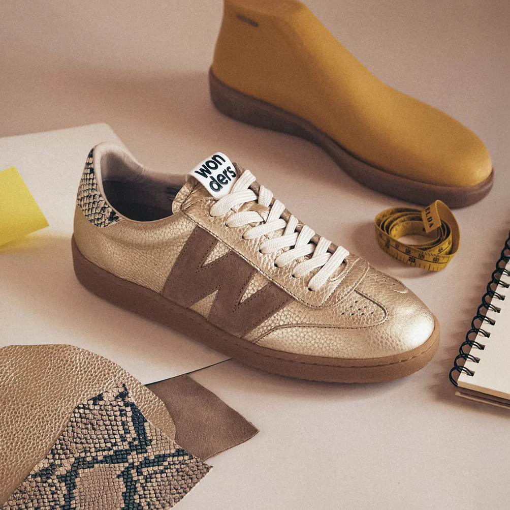 Deportivos cómodos de mujer de la marca Wonders en blanco y beige