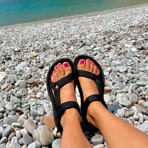 Sandalia Teva Hurricane XLT2 negra para mujer con suela deportiva y correas ajustables