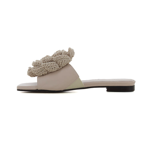 Sandalia plana flor maxi 'Nathalie' ivory – Ángel Alarcón | PECAS