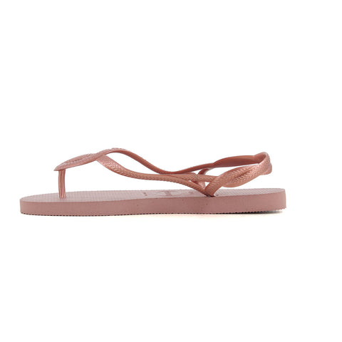 Esclava LUNA de Havaianas en color Crocus Rose, con tiras cruzadas y diseño tipo pulsera.

