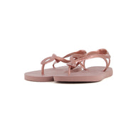 Esclava LUNA de Havaianas en color Crocus Rose, con tiras cruzadas y diseño tipo pulsera.
