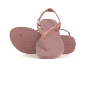 Esclava LUNA de Havaianas en color Crocus Rose, con tiras cruzadas y diseño tipo pulsera.

