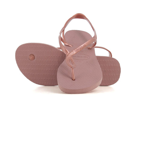 Esclava LUNA de Havaianas en color Crocus Rose, con tiras cruzadas y diseño tipo pulsera.
