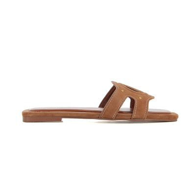 Sandalia FRIDA SOFT de Pepe Jeans en color marrón, con tiras cruzadas acolchadas y suela anatómica tipo bio.
