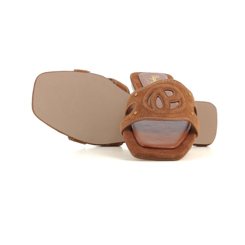Sandalia FRIDA SOFT de Pepe Jeans en color marrón, con tiras cruzadas acolchadas y suela anatómica tipo bio.
